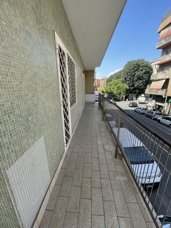 Immagine 10 di Appartamento in vendita  in via giacomo bresadola 54 a Roma