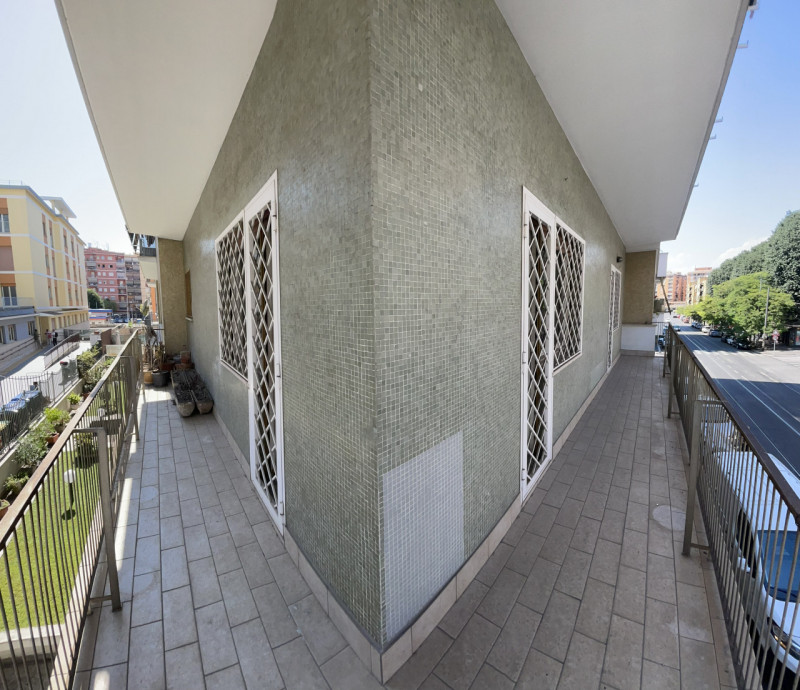 Immagine 11 di Appartamento in vendita  in via giacomo bresadola 54 a Roma