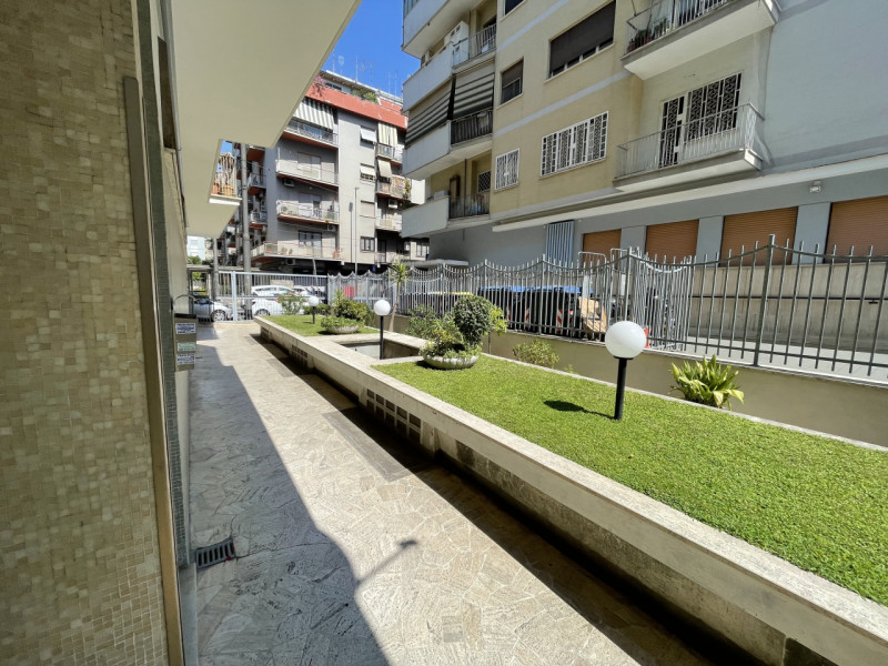 Immagine 19 di Appartamento in vendita  in via giacomo bresadola 54 a Roma