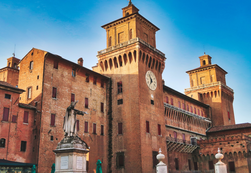 Immagine 1 di Negozio in affitto  in Centro Storico a Ferrara