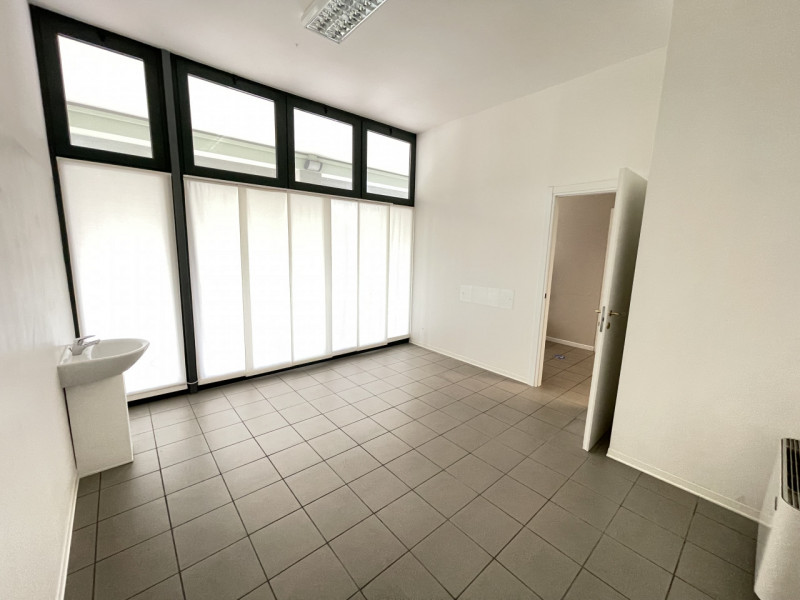 Immagine 5 di Ufficio in affitto  a Suzzara