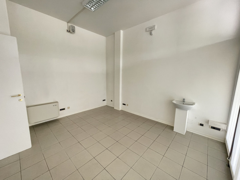 Immagine 6 di Ufficio in affitto  a Suzzara