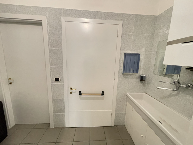 Immagine 10 di Ufficio in affitto  a Suzzara