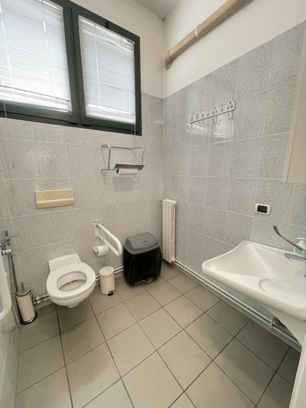 Immagine 12 di Ufficio in affitto  a Suzzara