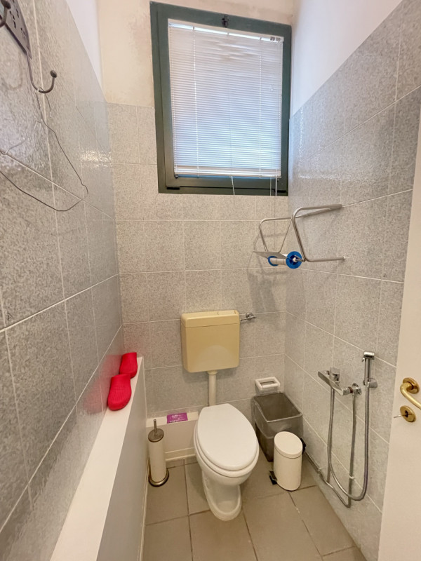 Immagine 13 di Ufficio in affitto  a Suzzara