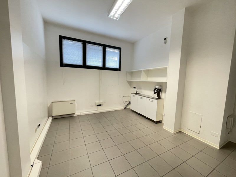 Immagine 15 di Ufficio in affitto  a Suzzara