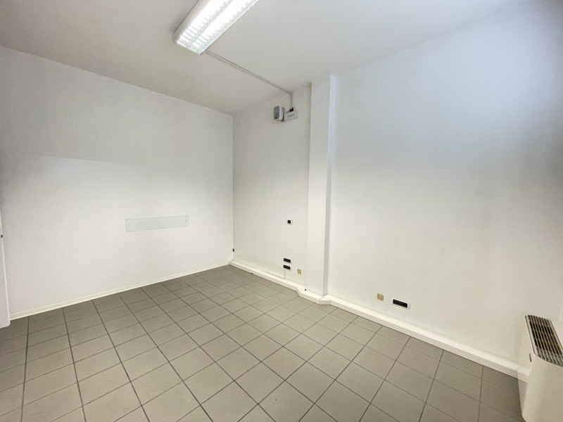 Immagine 16 di Ufficio in affitto  a Suzzara