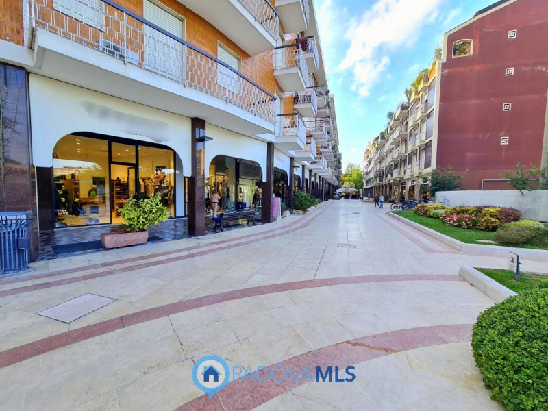 Immagine 1 di Negozio in vendita  in Via Giuseppe Jappelli a Abano Terme