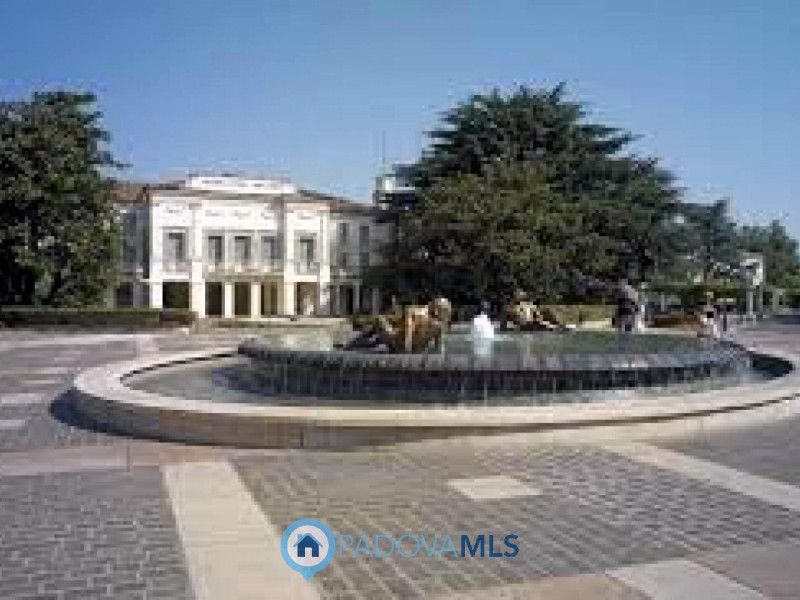 Immagine 2 di Negozio in vendita  in Via Giuseppe Jappelli a Abano Terme