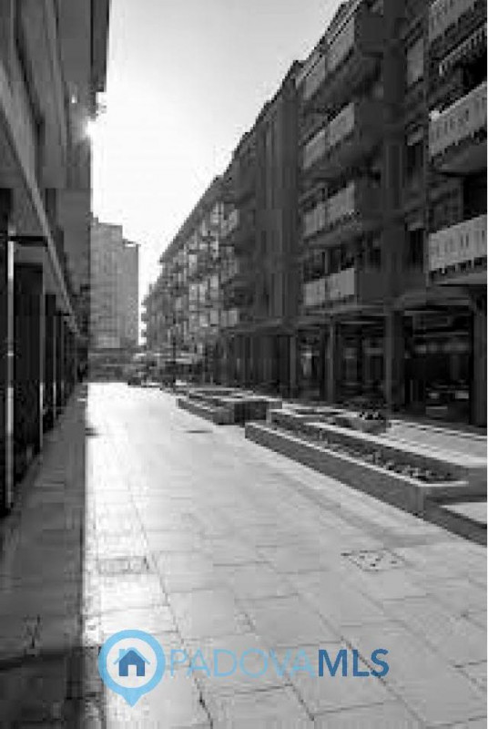Immagine 3 di Negozio in vendita  in Via Giuseppe Jappelli a Abano Terme