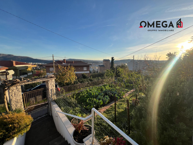 Immagine 1 di Appartamento in vendita  in via Dante Vaglieri 10 a Trieste