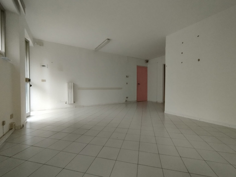 Immagine 5 di Ufficio in affitto  in Via Renato Paolini a Pescara