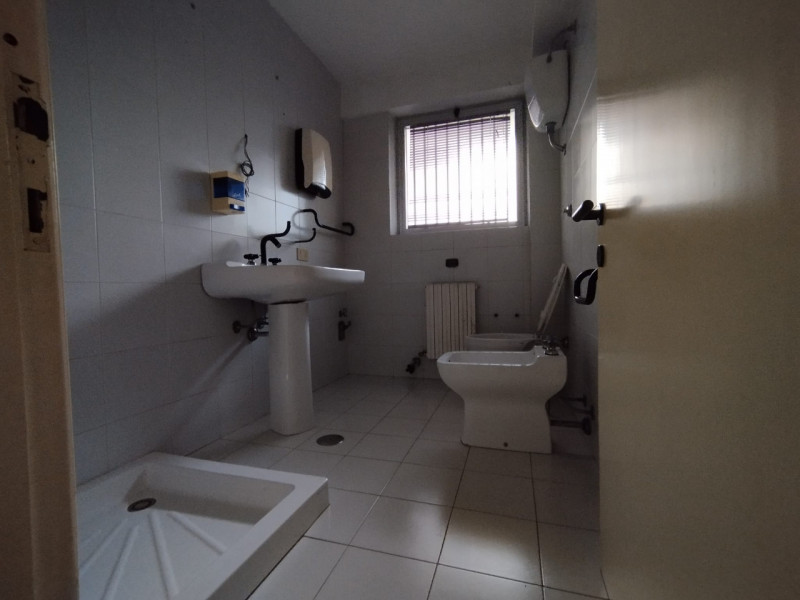 Immagine 14 di Ufficio in affitto  in Via Renato Paolini a Pescara