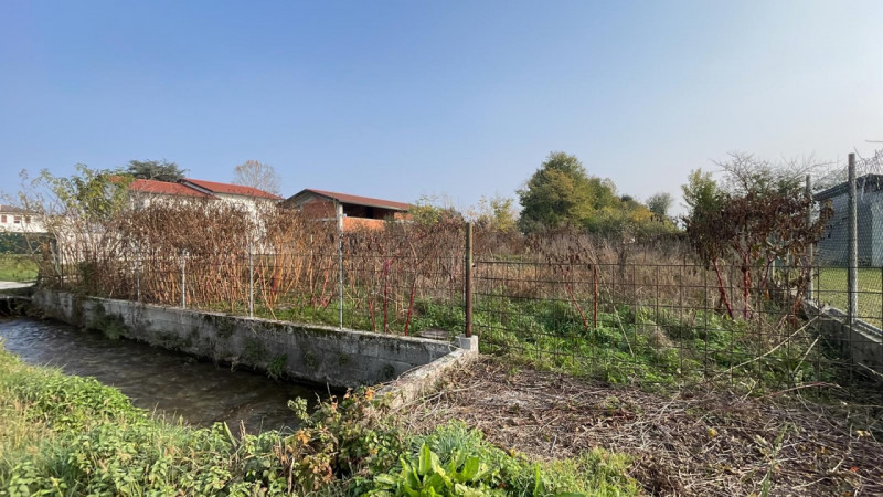 Immagine 1 di Terreno in vendita  in via cartiere a Rossano Veneto