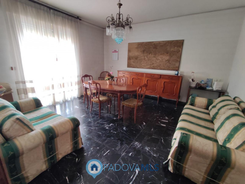 Immagine 1 di Appartamento in vendita  in Via Giovanni Pascoli a Padova