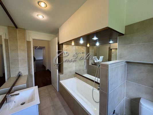 Immagine 19 di Appartamento in vendita  in Via Monteverde a Como