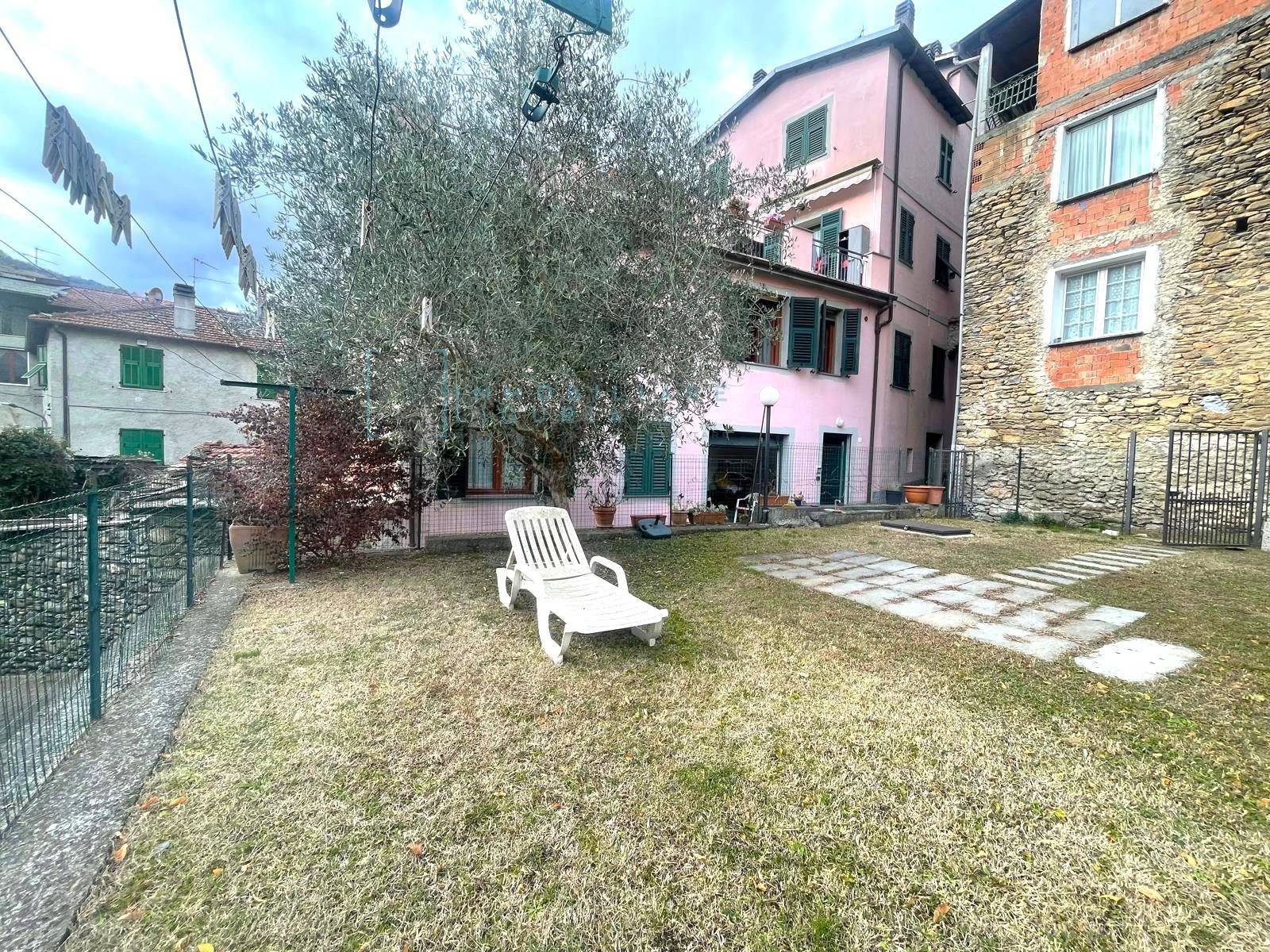 Immagine 11 di Appartamento in vendita  in Via Al frantoio a Vessalico