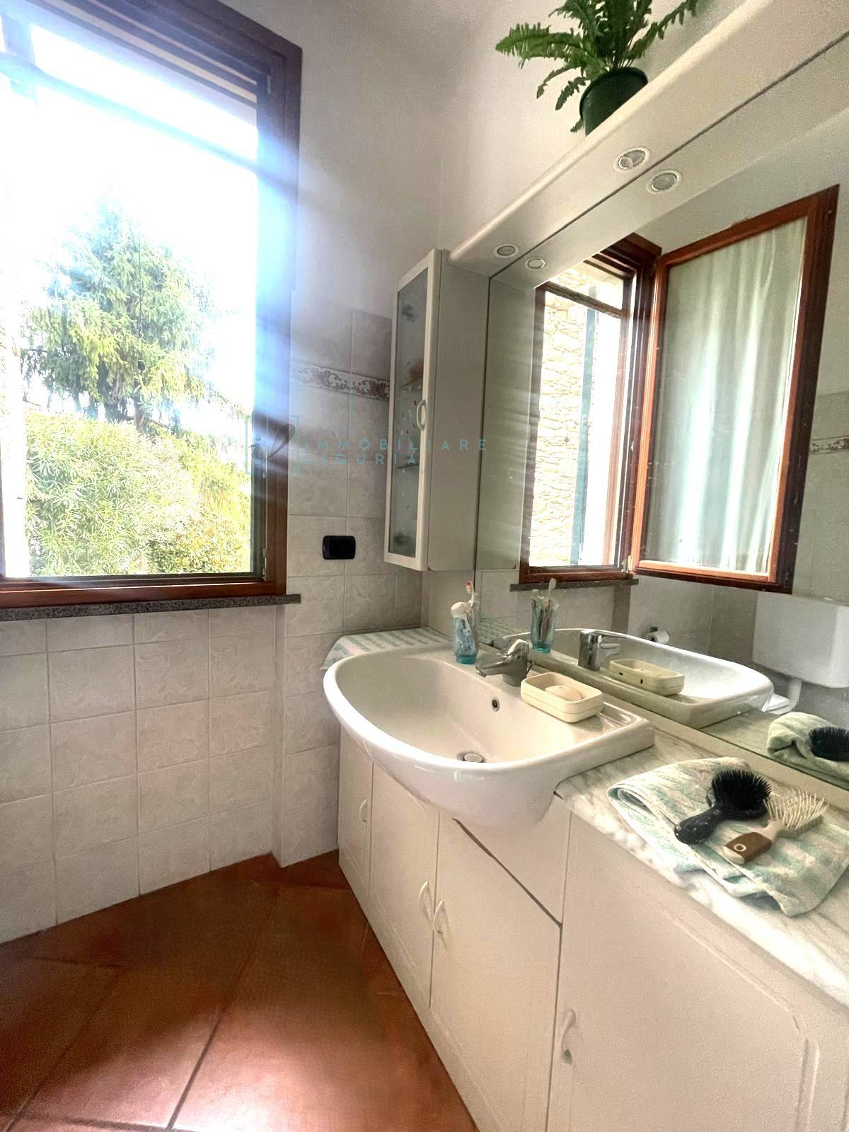 Immagine 30 di Appartamento in vendita  in Via Al frantoio a Vessalico