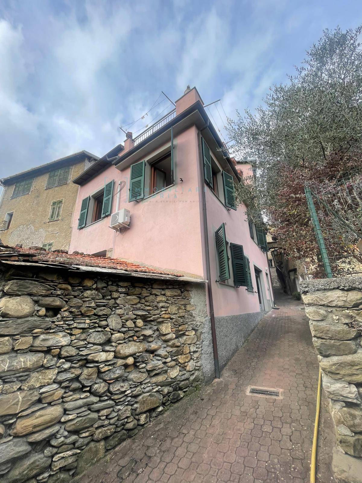 Immagine 37 di Appartamento in vendita  in Via Al frantoio a Vessalico