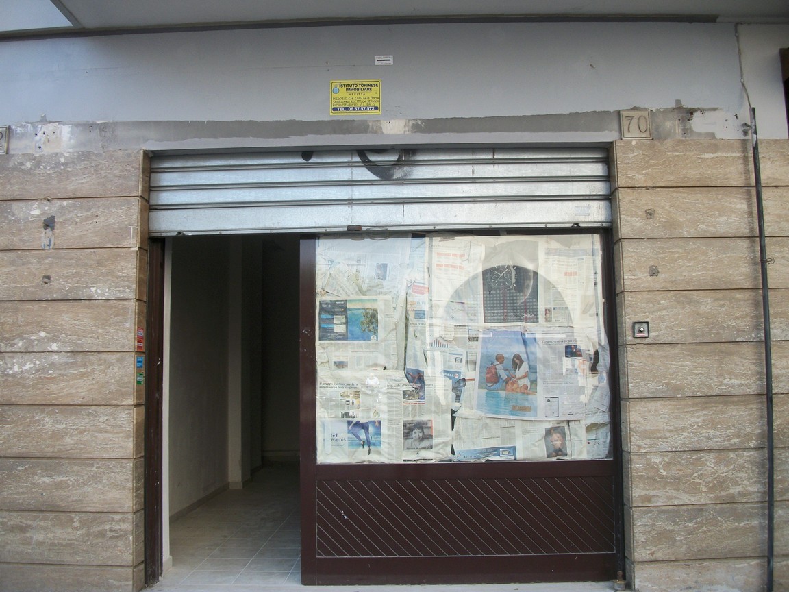 Immagine 4 di Negozio in vendita  in via Carlo Citerni a Roma