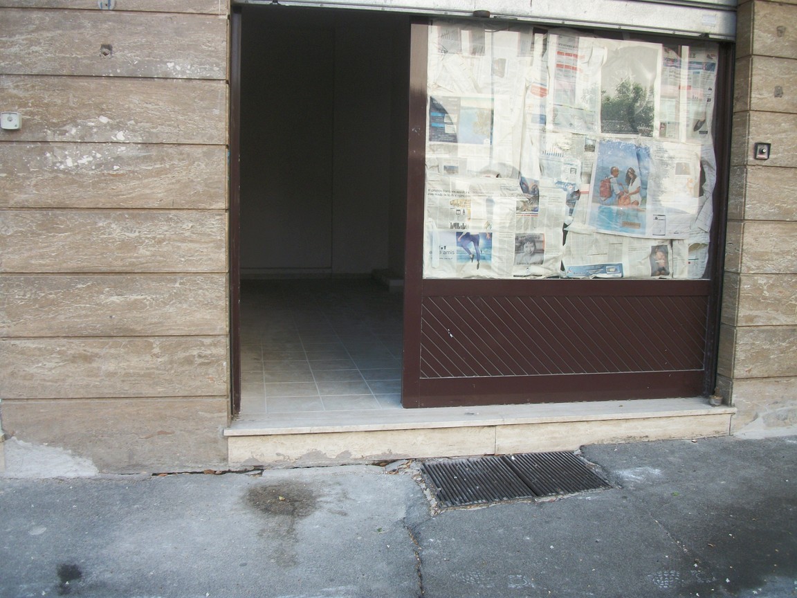 Immagine 3 di Negozio in vendita  in via Carlo Citerni a Roma