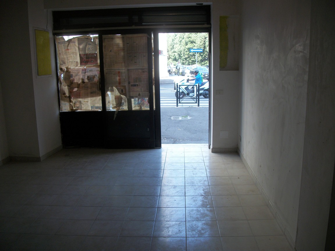Immagine 15 di Negozio in vendita  in via Carlo Citerni a Roma