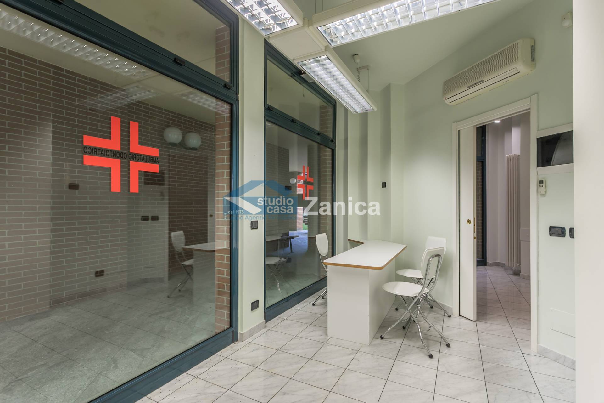 Immagine 1 di Negozio in vendita  in Via Andrea Previtali a Bergamo