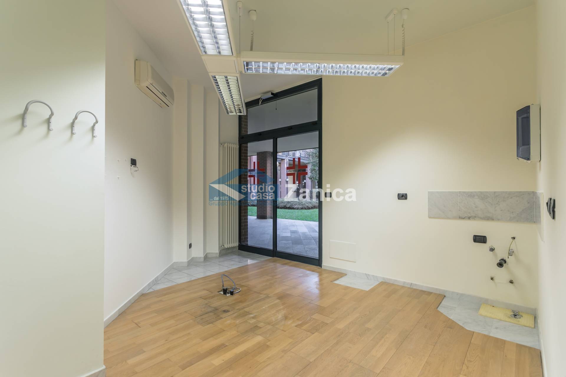 Immagine 2 di Negozio in vendita  in Via Andrea Previtali a Bergamo