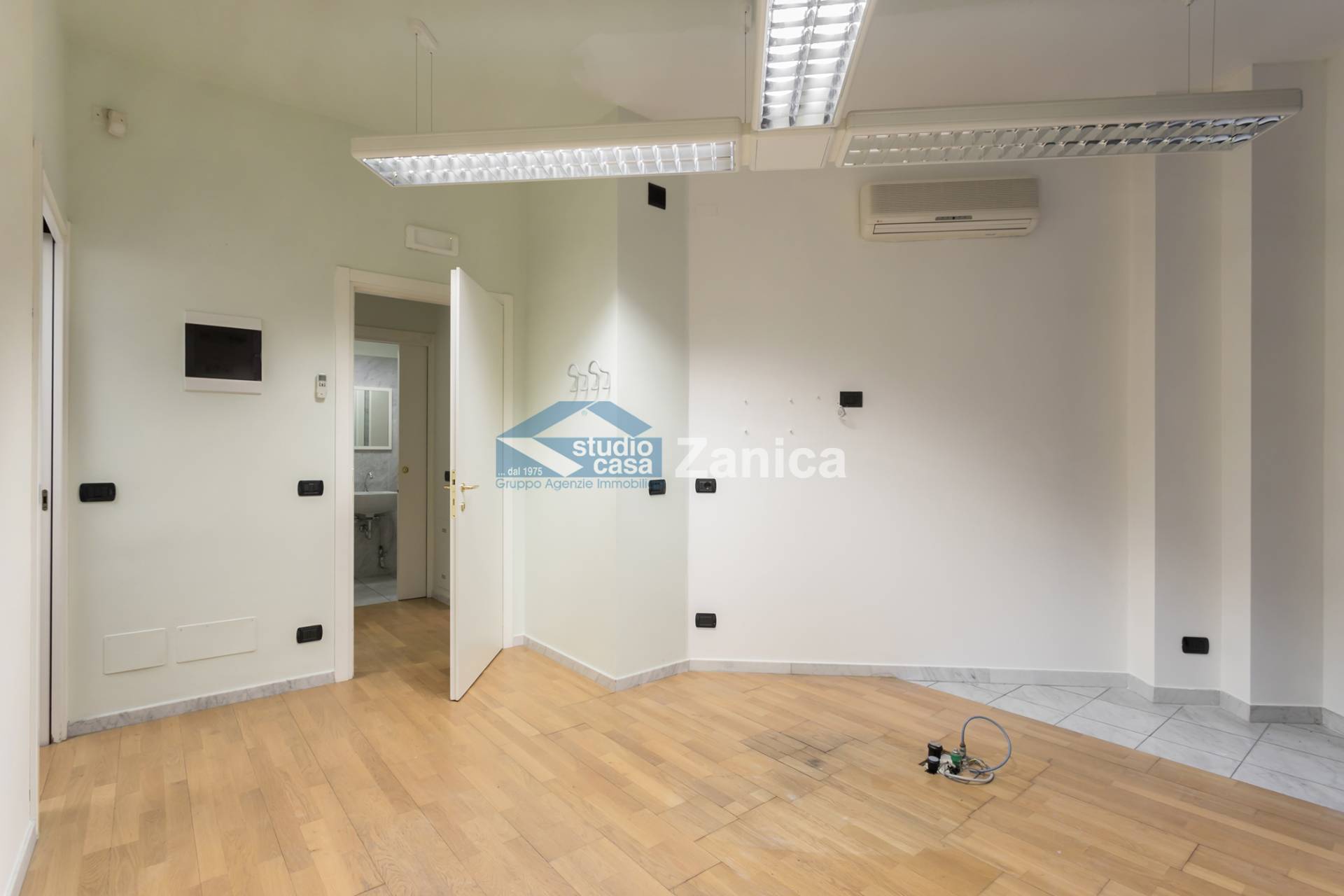 Immagine 3 di Negozio in vendita  in Via Andrea Previtali a Bergamo