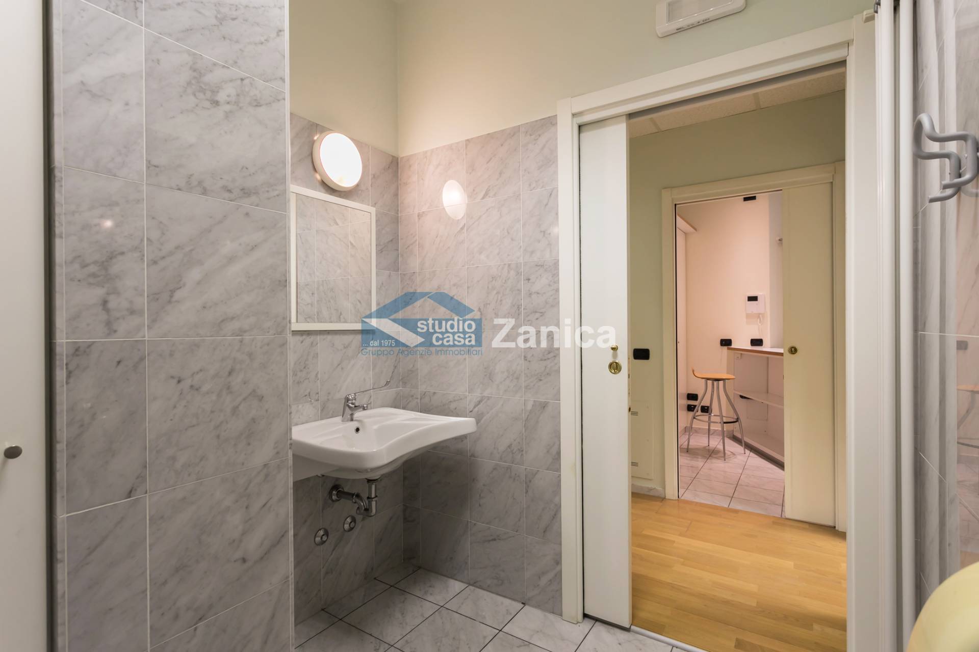 Immagine 4 di Negozio in vendita  in Via Andrea Previtali a Bergamo