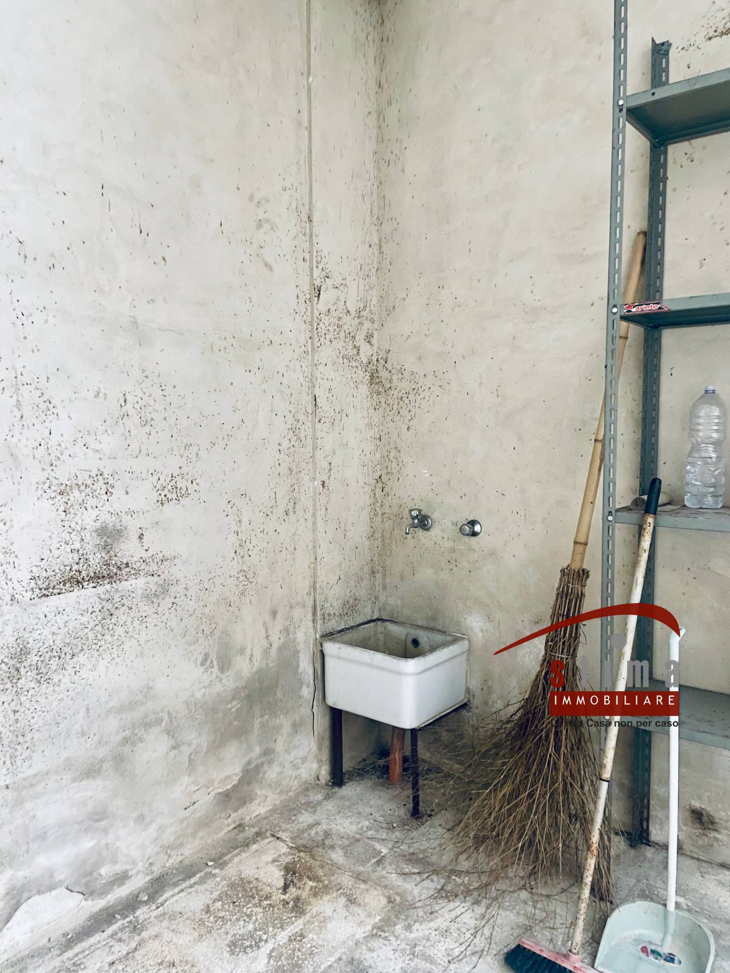 Immagine 5 di Magazzino in vendita  in via barresi 9 a Siracusa