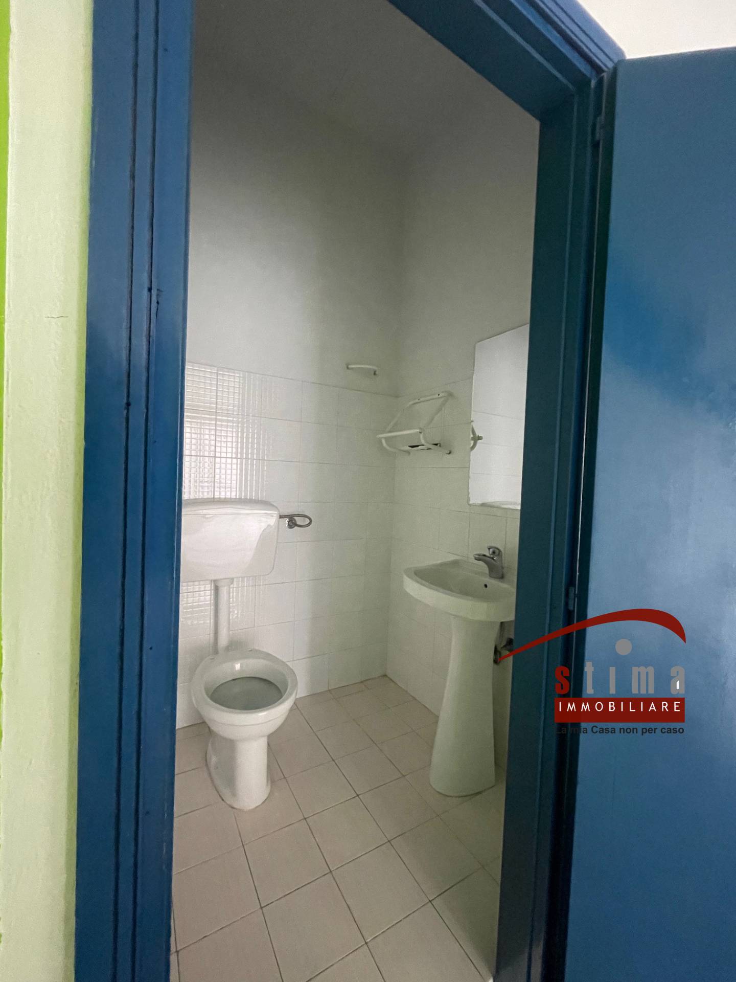 Immagine 21 di Locale commerciale in affitto  in via polibio 75 a Siracusa