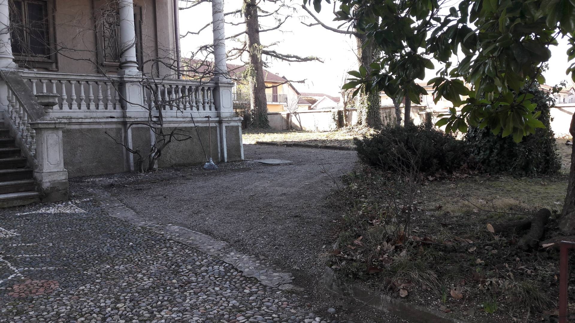 Immagine 7 di Villa in vendita  a Besano