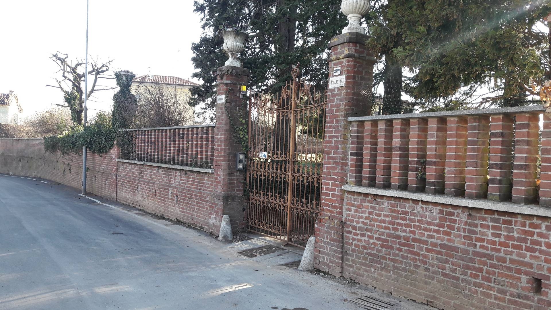 Immagine 8 di Villa in vendita  a Besano