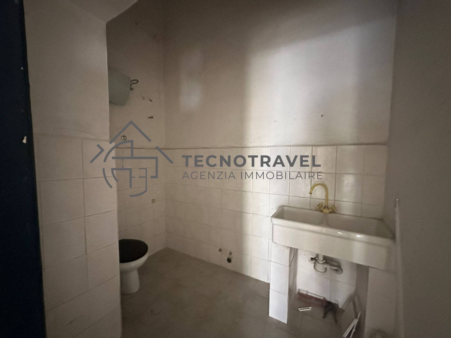 Immagine 7 di Locale commerciale in affitto  in via de santis 1 a Casoria