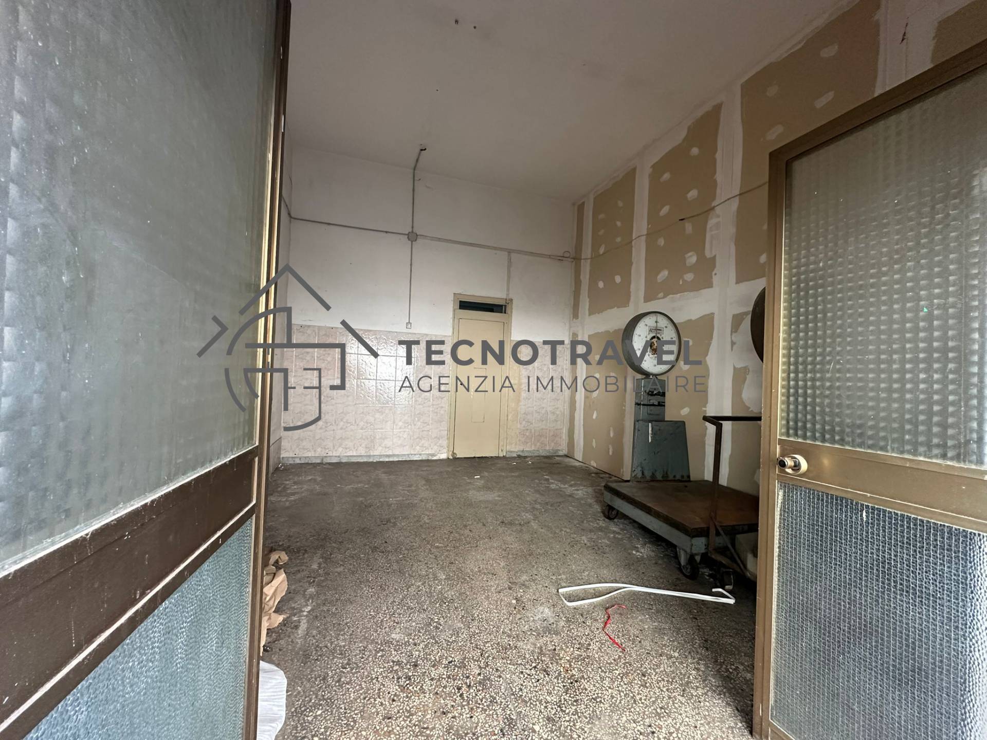 Immagine 9 di Locale commerciale in affitto  in via de santis 1 a Casoria