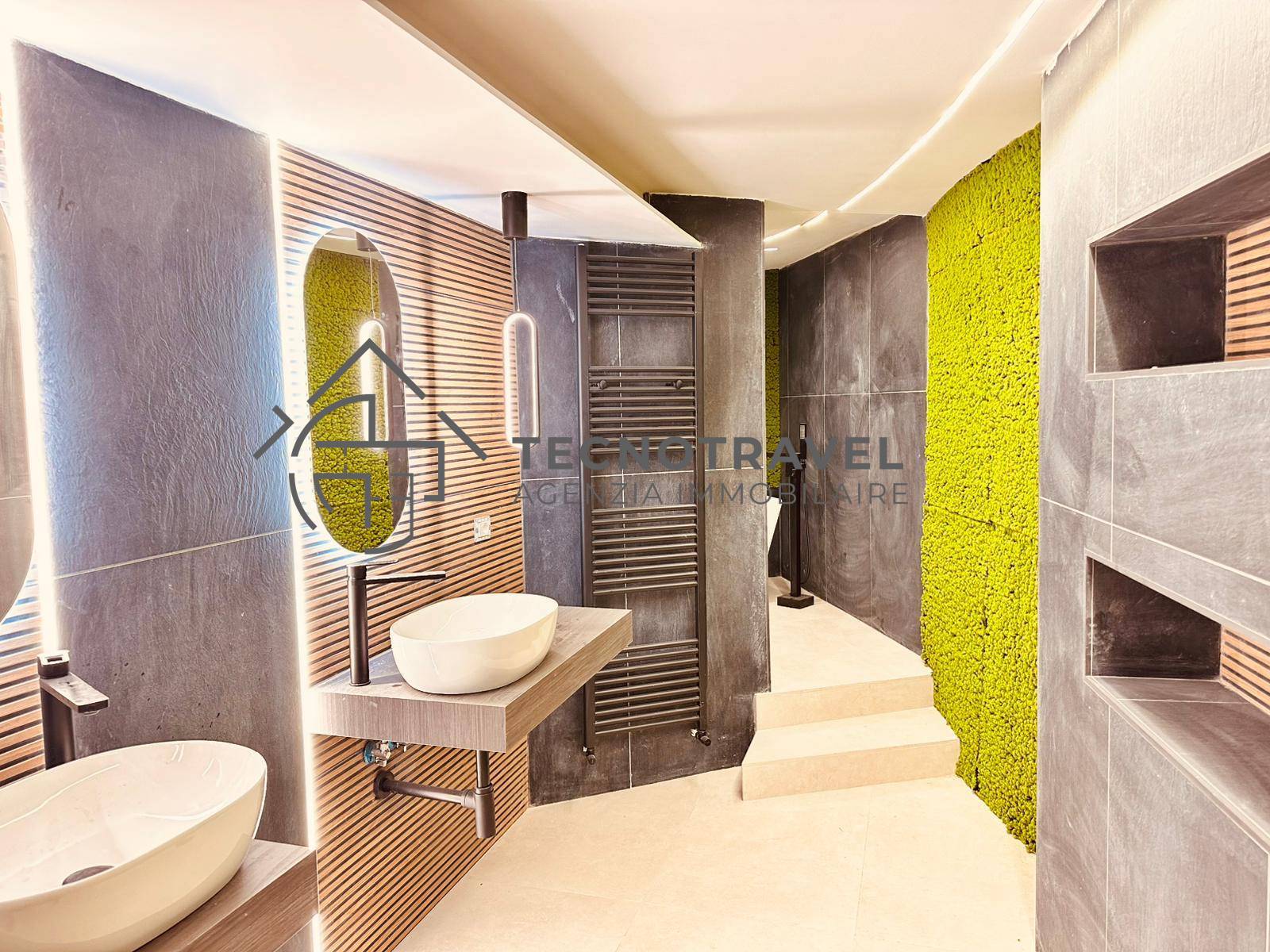 Immagine 11 di Appartamento in vendita  in via del parco carelli 42 a Napoli