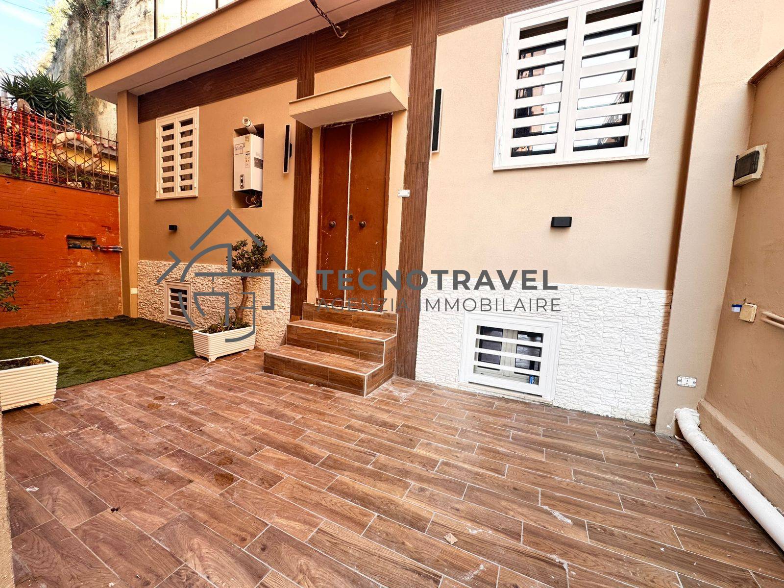 Immagine 1 di Appartamento in vendita  in via del parco carelli 42 a Napoli