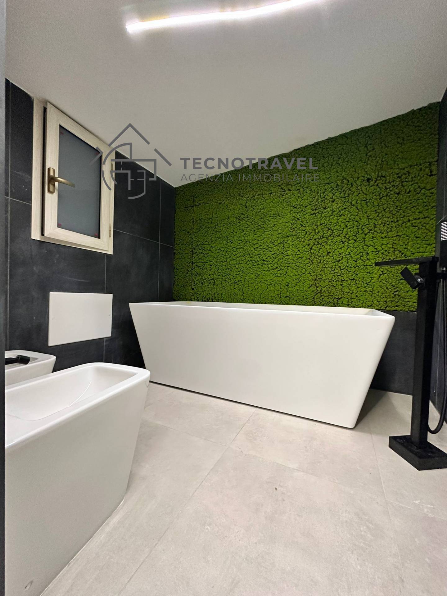 Immagine 14 di Appartamento in vendita  in via del parco carelli 42 a Napoli