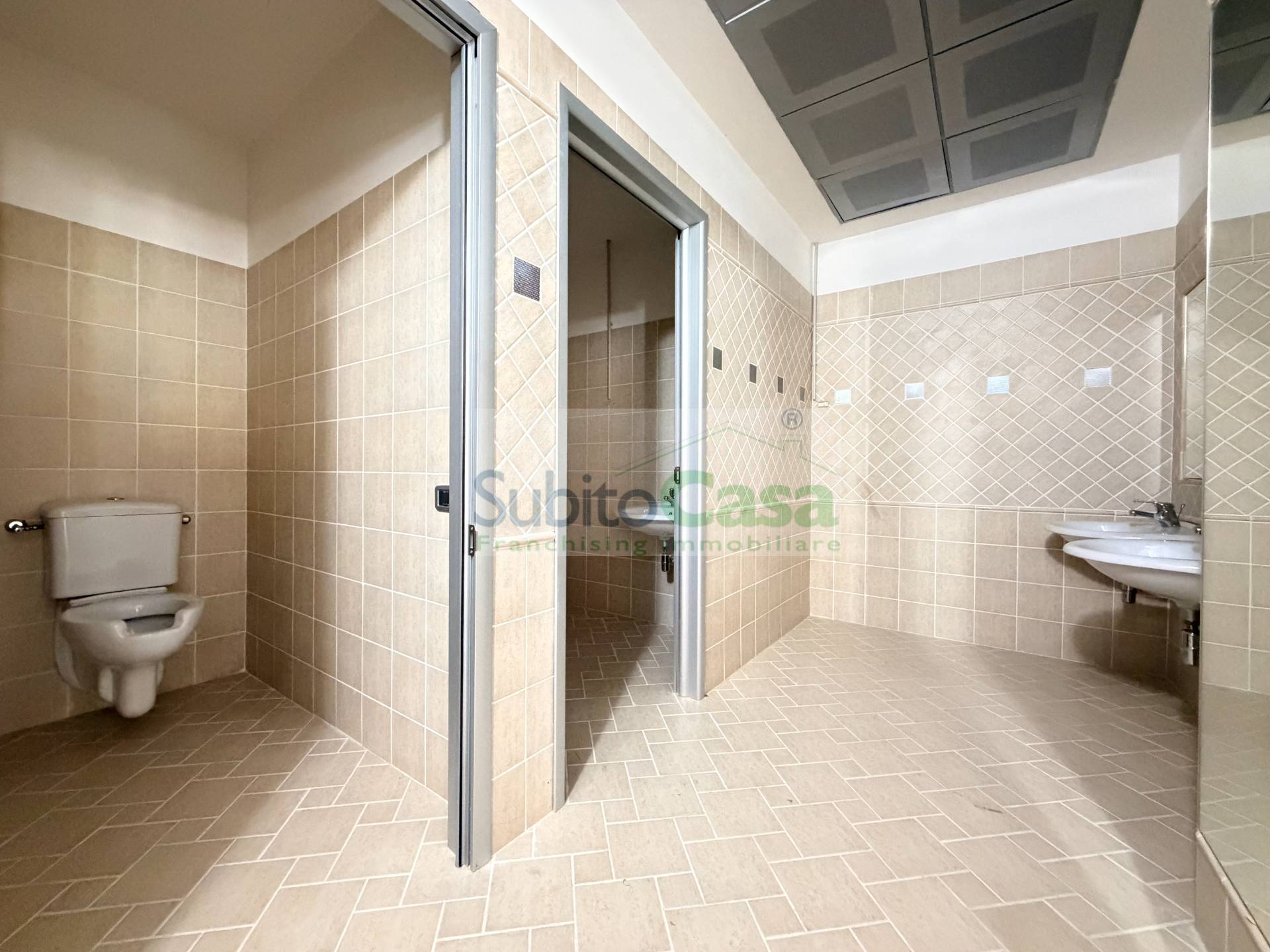 Immagine 14 di Locale commerciale in affitto  in via pietro nenni 216 a Paglieta