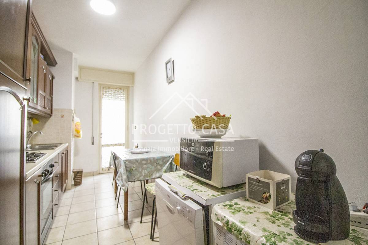 Immagine 6 di Appartamento in vendita  in via santa caterina a Camaiore