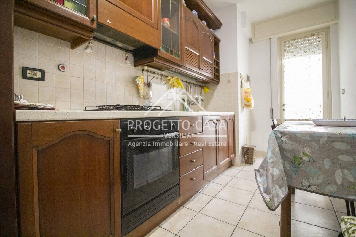 Immagine 11 di Appartamento in vendita  in via santa caterina a Camaiore