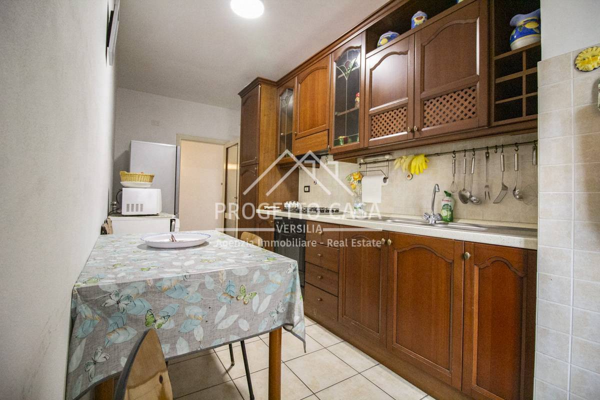 Immagine 13 di Appartamento in vendita  in via santa caterina a Camaiore