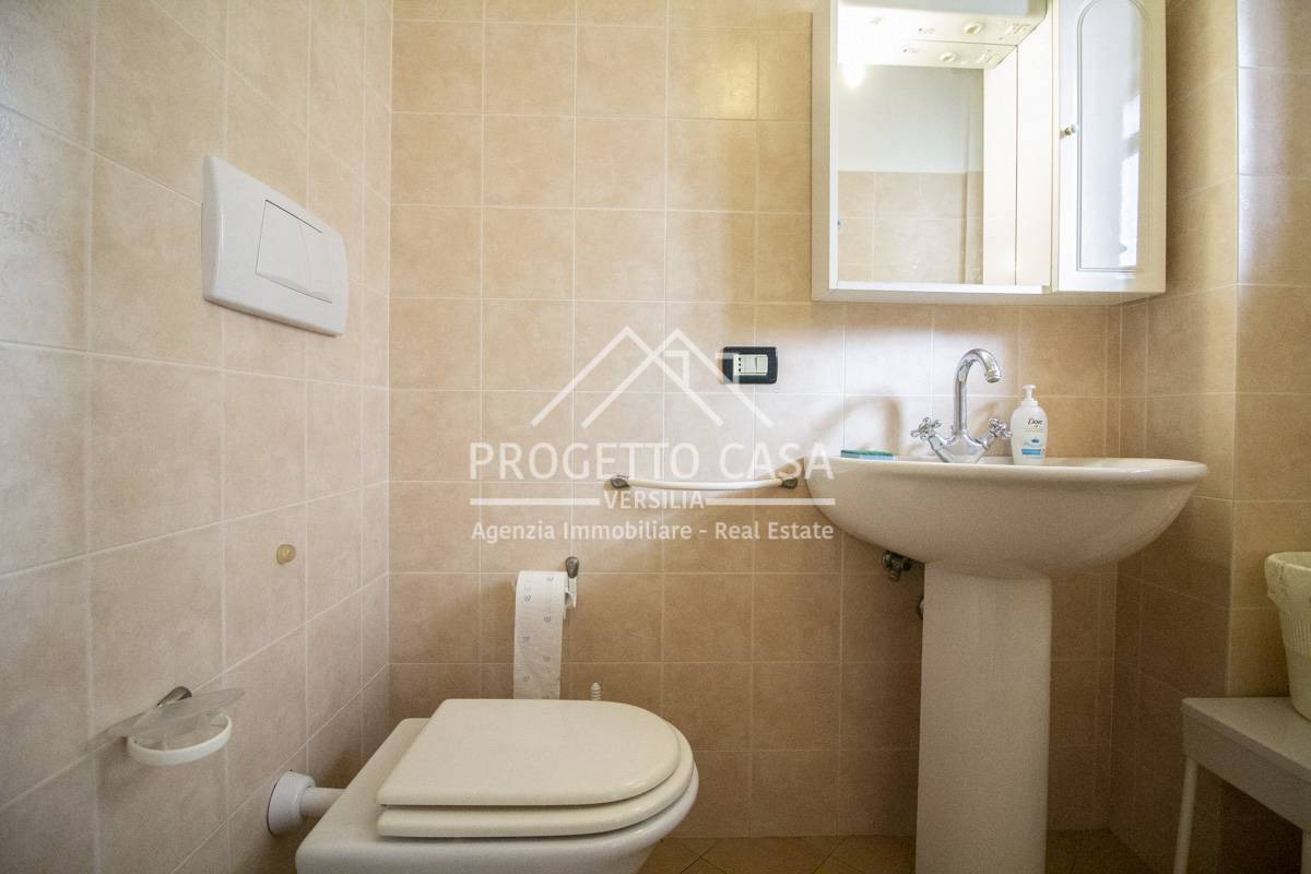 Immagine 34 di Appartamento in vendita  in via santa caterina a Camaiore