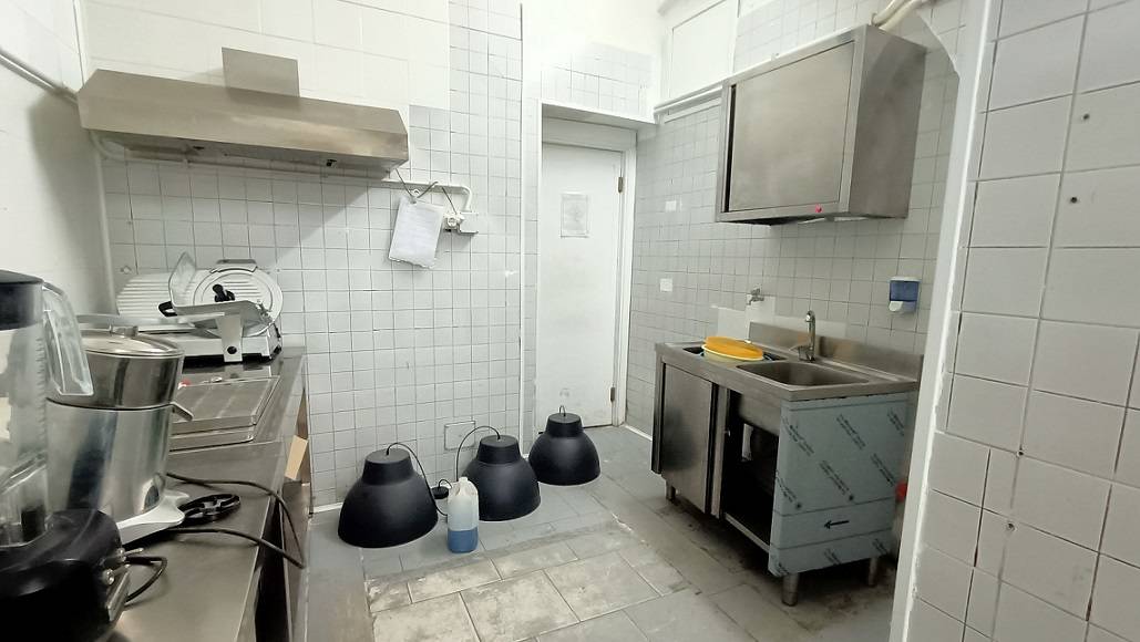 Immagine 18 di Locale commerciale in vendita  in Via San Basilio 37 a Palermo