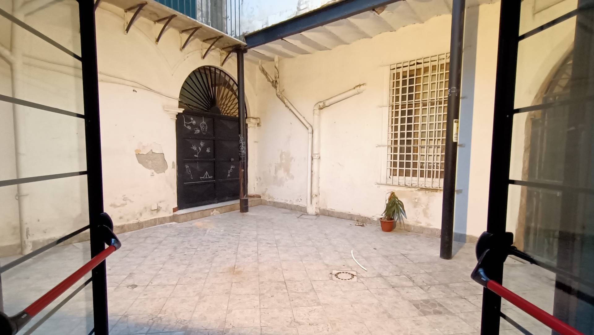 Immagine 27 di Locale commerciale in vendita  in Via San Basilio 37 a Palermo