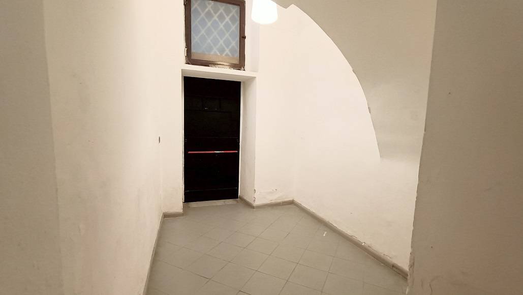 Immagine 29 di Locale commerciale in vendita  in Via San Basilio 37 a Palermo