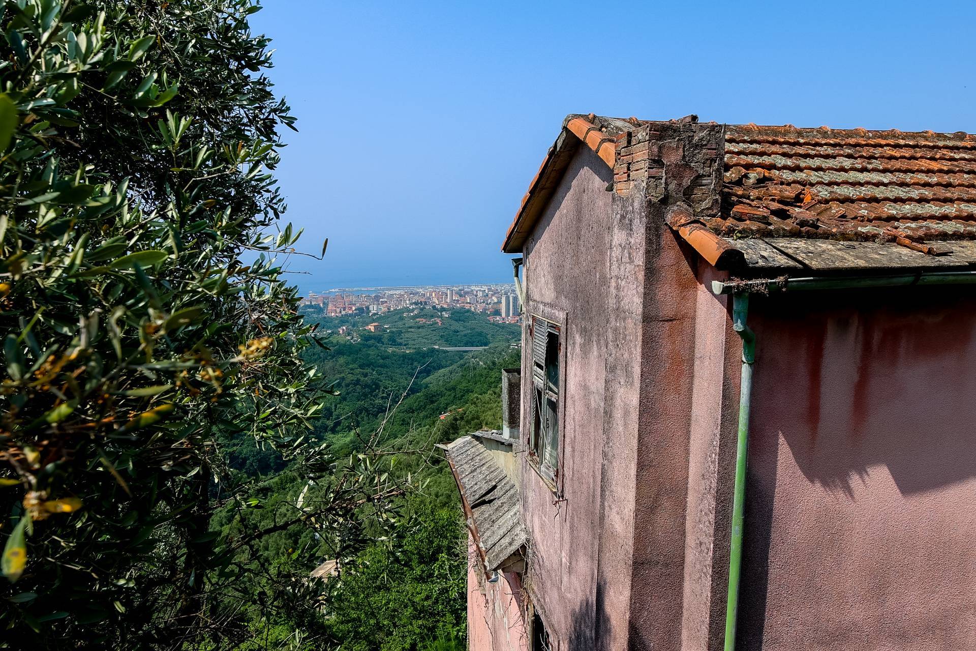 Immagine 7 di Villa in vendita  in VIA CAV. FELICE COGORNO 295 a Avegno