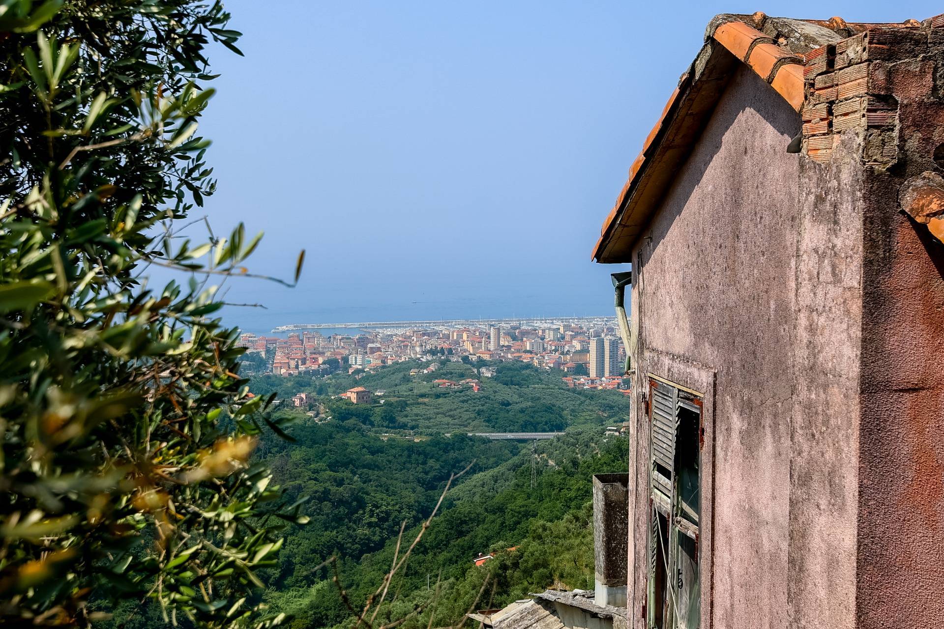 Immagine 8 di Villa in vendita  in VIA CAV. FELICE COGORNO 295 a Avegno