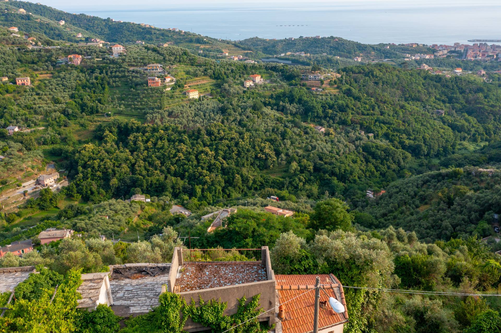 Immagine 41 di Villa in vendita  in VIA CAV. FELICE COGORNO 295 a Avegno